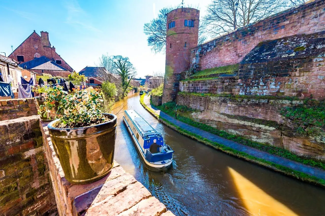 Stylish Home With Canal Views Chester
