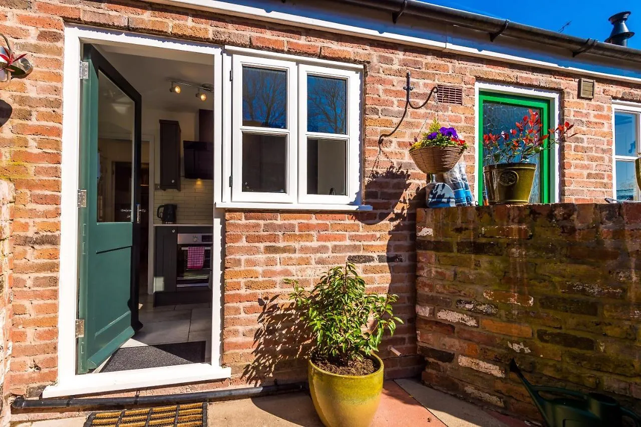 Holiday home Stylish Home With Canal Views Chester