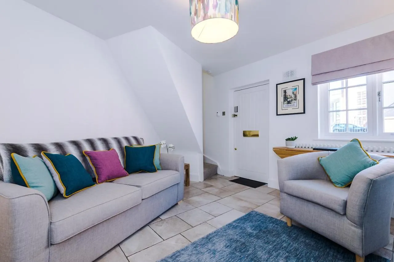 Stylish Home With Canal Views Chester Holiday home